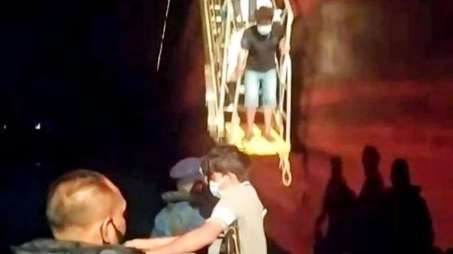 Kapal Ikan KM Hafi Samudra Tenggelam di Perairan Berakit