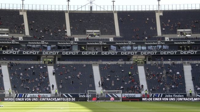 Pendukung terlihat di tribun sebelum pertandingan sepak bola Bundesliga Jerman antara Eintracht Frankfurt melawan Arminia Bielefeld di Frankfurt, Jerman  pada (19/9/2020). [Daniel ROLAND / AFP]