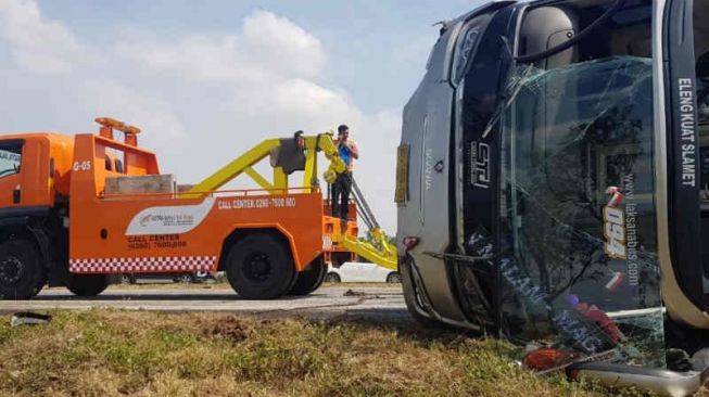 Petugas saat mengevakuasi bangkai bus yang terlibat kecelakaan tunggal di Km 177 Tol Cipali. (ANTARA/Ho Humas ASTRA Cipali)