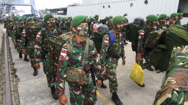 Sejumlah prajurit Yonif 133/Yudha Sakti berbaris membawa ransel sebelum menaiki kapal di Pelabuhan Dwikora Pontianak, Kalimantan Barat, Minggu (20/9/2020). [ANTARA FOTO/Jessica Helena Wuysang]