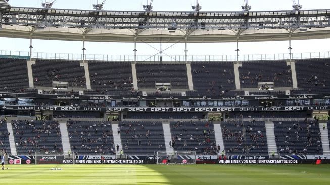 Pendukung terlihat di tribun sebelum pertandingan sepak bola Bundesliga Jerman antara Eintracht Frankfurt melawan Arminia Bielefeld di Frankfurt, Jerman  pada (19/9/2020). [Daniel ROLAND / AFP]