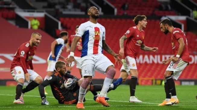 Pemain Crystal Palace Jordan Ayew gagal memanfaatkan peluang di depan gawang Manchester United dalam pertandingan yang berlangsung di Old Trafford, Sabtu (19/9/2020). [AFP]