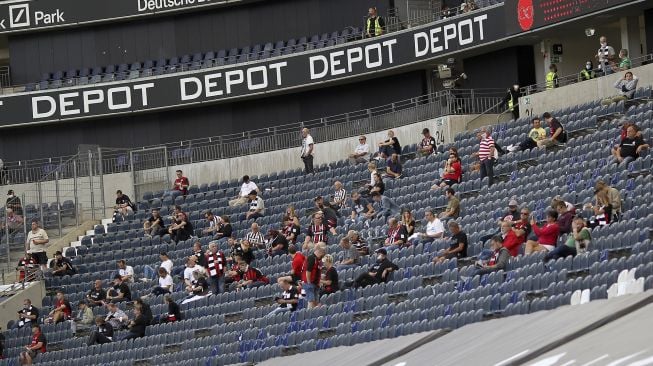 Pendukung terlihat di tribun sebelum pertandingan sepak bola Bundesliga Jerman antara Eintracht Frankfurt melawan Arminia Bielefeld di Frankfurt, Jerman  pada (19/9/2020). [Daniel ROLAND / AFP]