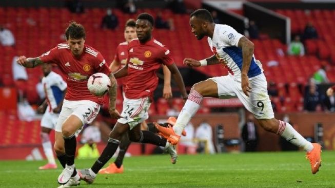 Pemain Crystal Palace Jordan Ayew gagal memanfaatkan peluang di depan gawang Manchester United dalam pertandingan yang berlangsung di Old Trafford, Sabtu (19/9/2020). [AFP]