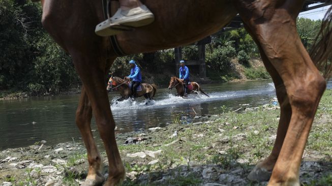 Anggota Komunitas Muslim Berkuda mengikuti latihan bersama saat deklarasi komunitas tersebut di kawasan Sungai Bengawan Solo, Kampung Semanggi, Pasar Kliwon, Solo, Jawa Tengah, Minggu (20/9/2020). [ANTARA FOTO/Maulana Surya]