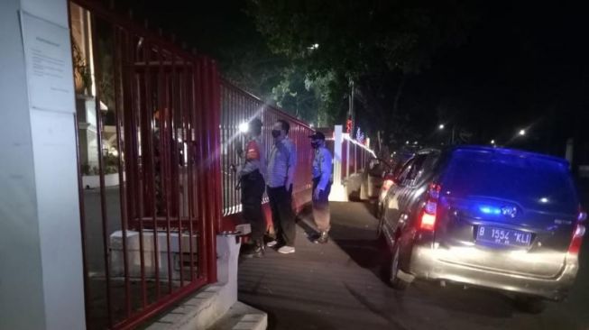 Polisi patroli mencari suara dentuman. (Suara.com/Stephanus Aranditio)