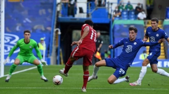 Pemain Liverpool Mohamed Salah (tengah) melepaskan tendangan ke arah gawang Chelsea saat laga Kiga Inggris di Stamford Bridge. NEIL HALL / POOL / AFP