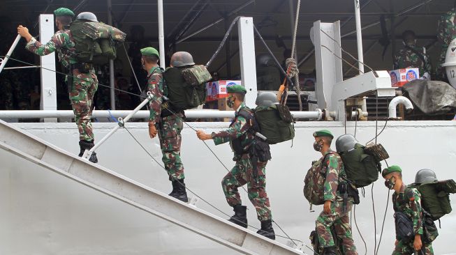 Sejumlah prajurit Yonif 133/Yudha Sakti menaiki tangga kapal di Pelabuhan Dwikora Pontianak, Kalimantan Barat, Minggu (20/9/2020). [ANTARA FOTO/Jessica Helena Wuysang]