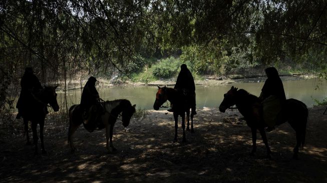 Anggota Komunitas Muslim Berkuda mengikuti latihan bersama saat deklarasi komunitas tersebut di kawasan Sungai Bengawan Solo, Kampung Semanggi, Pasar Kliwon, Solo, Jawa Tengah, Minggu (20/9/2020). [ANTARA FOTO/Maulana Surya]