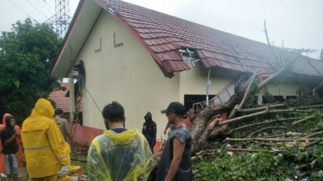 Diterjang Angin Kencang Pohon Tumbang Timpa Sekolah di Merak