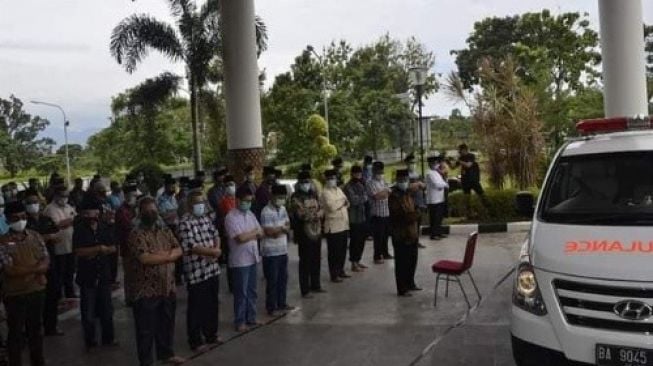 Pemko Padang Gelar Upacara Pelepasan Jenazah Syahrul di Balaikota