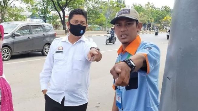 Tukang Parkir di Makassar Kembalikan Uang Rp24 Juta yang Dia Temukan di Mal