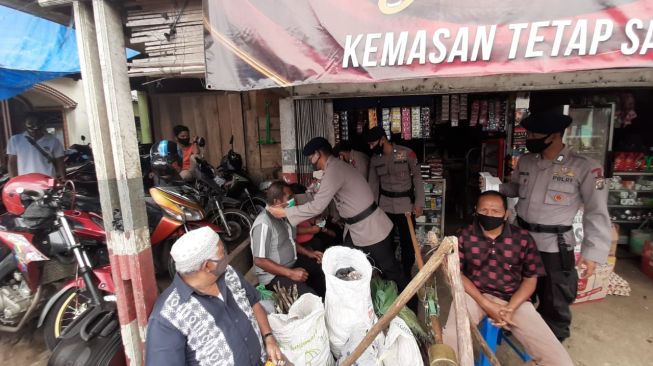 Cegah Covid-19, Brimob Polda Sumut Bagikan 400 Masker ke Warga