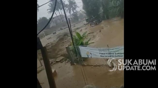 Banjir Bandang Cicurug Sukabumi. [Sukabumiupdate.com]