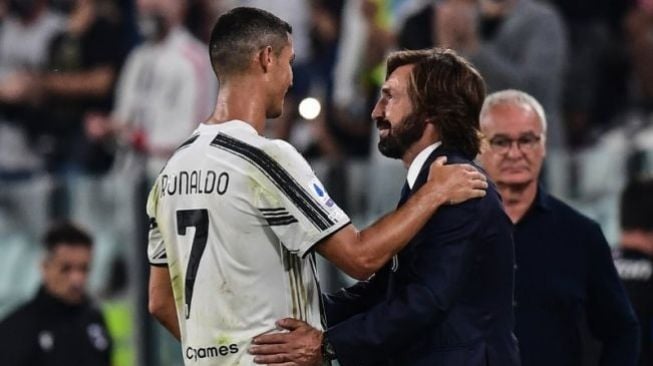 Pelatih Juventus Andrea Pirlo (kanan) merayakan kemenangan timnya atas Sampdoria bersama penyerang Cristiano Ronaldo (kiri), setelah Juve menang 3-0 dalam pertandingan putaran pertama Liga Italia yang dimainkan di Stadion Allianz, Turin, Minggu (20/9/2020). (ANTARA/AFP/MIGUEL MEDINA)