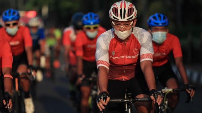 Ketua Umum PB ISSI Raja Sapta Oktohari saat menjalani etape pertama gowes 2020 KM dari Jakarta ke Purwakarta, Minggu (20/9/2020). (ANTARA/HO/NOC Indonesia)