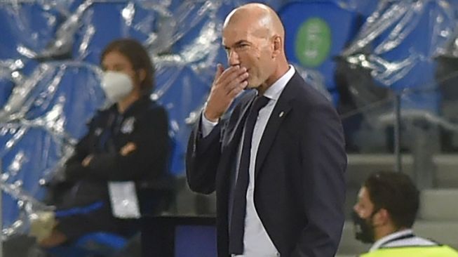 Gestur pelatih Real Madrid, Zinedine Zidane pada laga Liga Spanyol 2020/2021 kontra Real Sociedad di Reale Arena, Basque, Senin (21/9/2020) dini hari WIB. [ANDER GILLENEA / AFP]