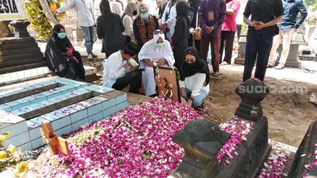 Prosesi pemakaman Rinaldi Harley Wismanu di Sasono Loyo, Kapanewon Depok, Sleman, Senin (21/9/2020). (SuaraJogja.id/Muhammad Ilham Baktora)