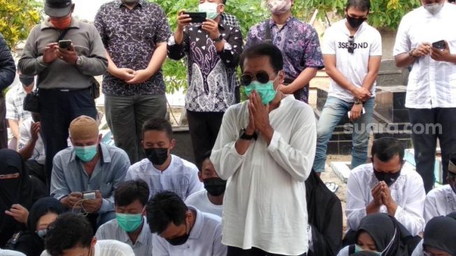 Ayah Rinaldi, Toro Raharjo, mendoakan almarhum anak di pemakaman Sasono Loyo, Nologaten, Kapanewon Depok, Kabupaten Sleman, Senin (21/9/2020). - (SuaraJogja.id/Muhammad Ilham Baktora)