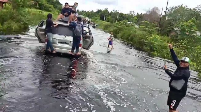 Toyota Innova diajak renang bikin warganet ngilu. (Facebook/Pendi Simamora)