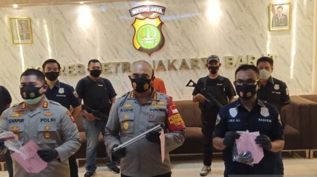 Polisi menunjukkan barang bukti pelaku penganiayaan anggota geng copet ER (27), yang menyebabkan korban Mansur (40) tewas di Mapolsek Metro Jakarta Barat, Senin. (21/9/2020). [Dok. Polres Metro Jakarta Barat]