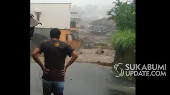 Banjir Bandang di Cibuntu Sukabumi Hanyutkan Mobil dan Jebol Rumah Warga