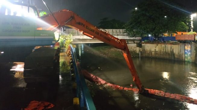 Jakarta Diguyur Hujan Sejak Sore, Tiga Pintu Air Siaga 3, Pasar Ikan Siaga Dua