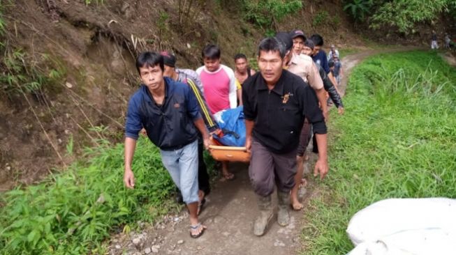 Proses evakuasi korban bus Sriwijaya di penghujung tahun 2019 lalu (Dok. Basarnas Palembang)