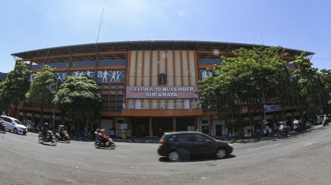 Pengendara melintas di depan pintu masuk Stadion Gelora 10 November, Surabaya, Jawa Timur, Senin (21/9/2020). [ANTARA FOTO/M Risyal Hidayat]