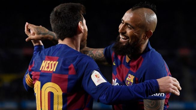 Lionel Messi dan Arturo Vidal. (Josep Lago/AFP).