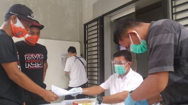 Pemain Persiraja mendaftarkan diri saat mengikuti tes swab COVID-19 di Laboratorium Fakultas Kedokteran, Darussalam, Banda Aceh, Senin (21/9/2020. Antara Aceh/M Haris SA