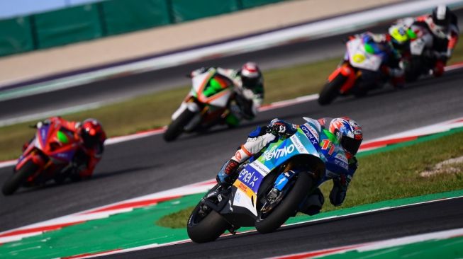 Grand Prix MotoE San Marino di Sirkuit Misano Marco Simoncelli (15/9/2019). Tampak rider Italia Matteo Ferrari dari tim Trentino Gresini MotoE di posisi terdepan [AFP/Marco Bertorello].