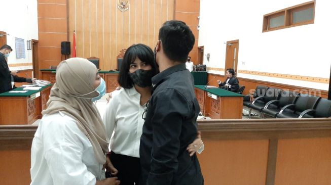 Potret Vanessa Angel dan suaminya, Bibi Ardiansyah saat menjalani sidang lanjutan kasus narkoba [Suara.com/Evi Ariska]