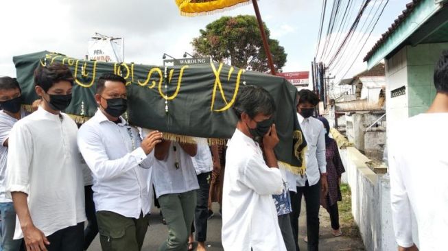 Prosesi pemakaman Rinaldi Harley Wismanu di Sasono Loyo, Kapanewon Depok, Sleman, Senin (21/9/2020). (SuaraJogja.id/Muhammad Ilham Baktora)