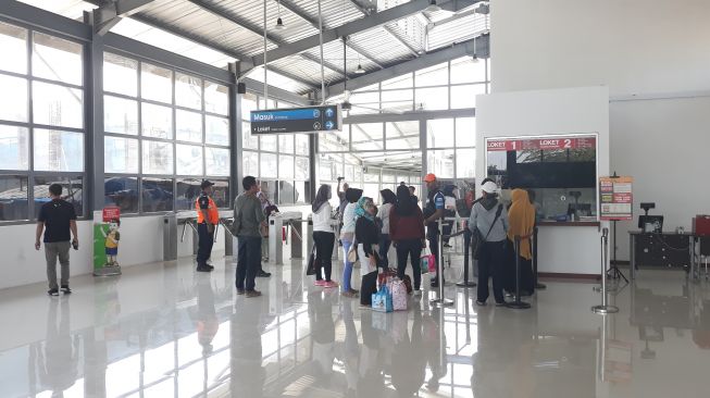Pengguna KRL Stasiun Rangkasbitung Wajib Pakai Masker 3 Lapis