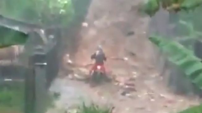 Video Pemotor Nekat Terjang Banjir, Warganet: Sudah Merasa Seperti Iron Man