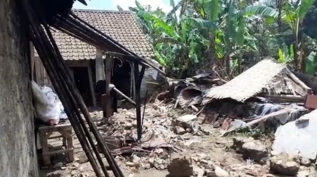 Banjir bandang yang menerjang wilayah Kampung Muara, Desa Cibunian, Kecamatan Pamijahan Bogor, Jawa Barat merendam puluhan rumah di kawasan tersebut. (Suara.com)