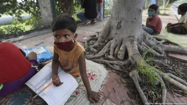 Mantan Diplomat India Buka Sekolah di Trotoar Selama Pandemi