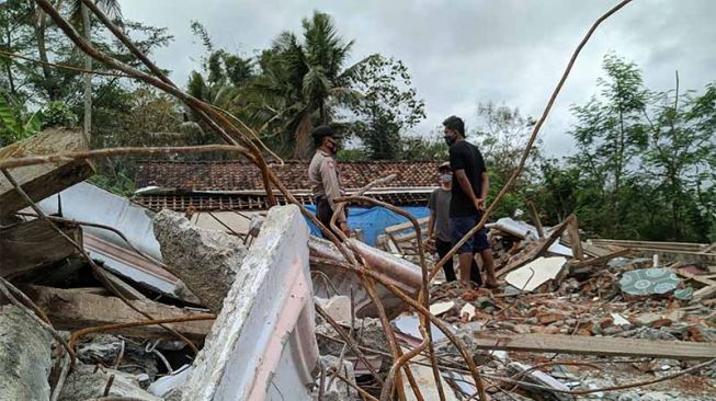 Rumah ibu dirobohkan anaknya  (Dok Jatimnet.com)