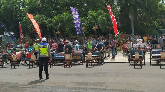 HUT ke-65 Korlantas Polri, Ratusan Pengayuh Becak Ikut Rapid Test Gratis