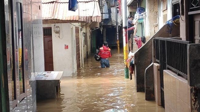 BPBD Jakarta Keluarkan Peringatan Warga di Bantaran Sungai Siaga Banjir