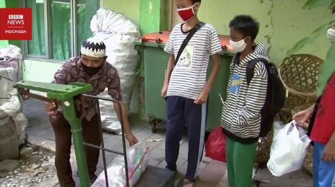 Demi Kuota Internet, Siswa Ini Tukar Sampah Plastik untuk Sekolah Daring