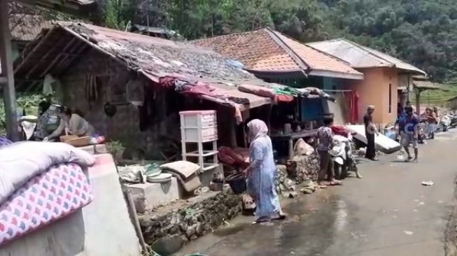 Banjir bandang yang menerjang wilayah Kampung Muara, Desa Cibunian, Kecamatan Pamijahan Bogor, Jawa Barat merendam puluhan rumah di kawasan tersebut. (Suara.com)