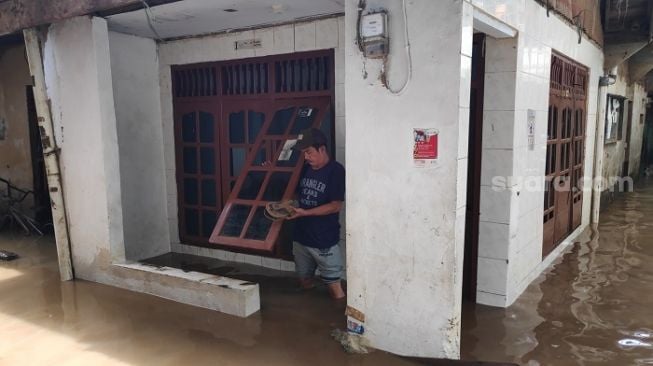 Penampakan warga yang rumahnya terendam banjir di kawasan Kebon Pala, Kp Melayu, Jakarta Timur. (Suara.com/Bagaskara).