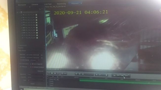 Aksi terobos gerbang mapolres Tasikmalaya Kota yang terekam kamera CCTV. [dokumentasi]