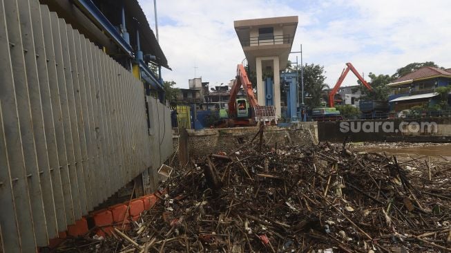 Dapat Air Kiriman, Satu Ton Sampah Diangkut dari Pintu Air Manggarai