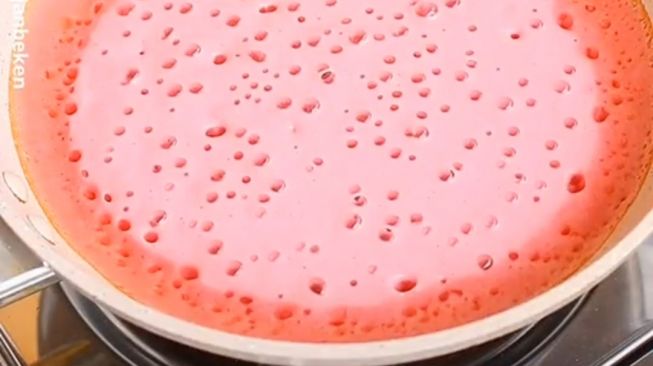 Warnanya Pink, Ini Cara Mudah Membuat Martabak Fanta