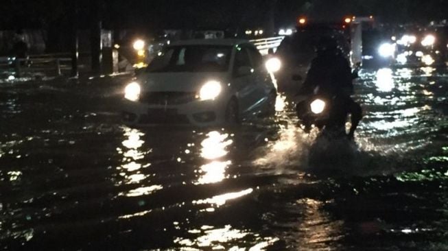 Diguyur Hujan Lebat Sejak Sore, 7 Ruas Jalan di Jakarta Kebanjiran