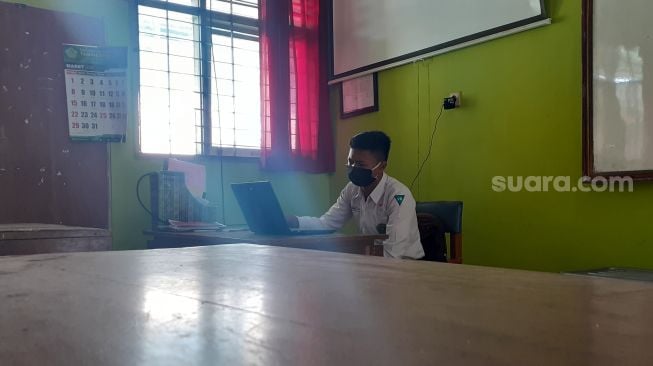 Nebeng Ponsel Teman Selama PJJ, Agung Iuran Rp10 Ribu Seminggu Sekali