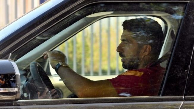 Pemain Barcelona Luis Suarez meninggalkan kompleks latihan Barca di Joan Gamper pada 8 September 2020. [AFP]